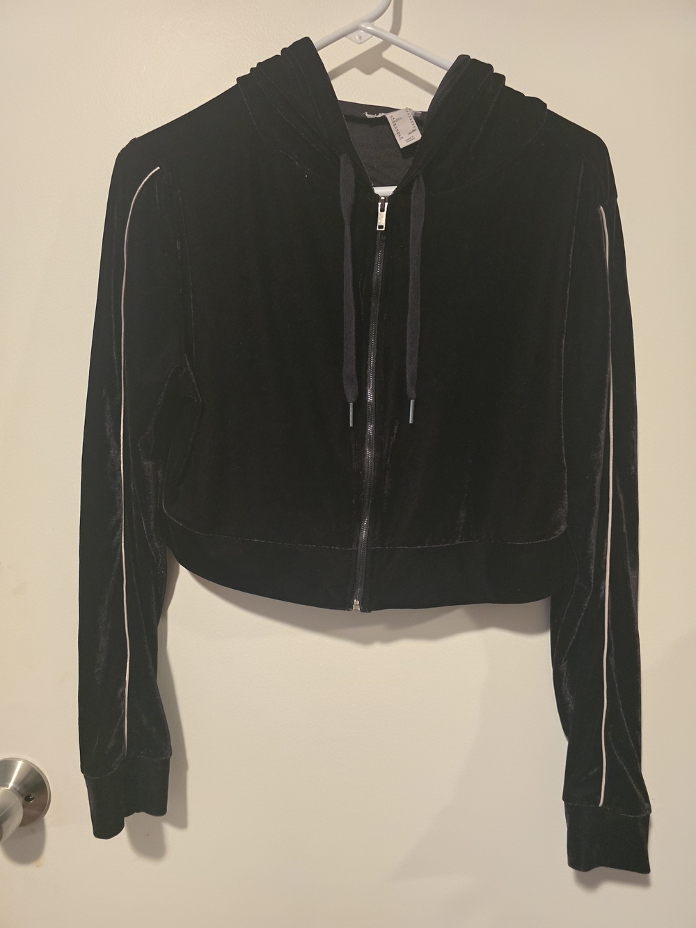 Forever 21 Y2K Black Crop Velvet Zip-Up Hoodie